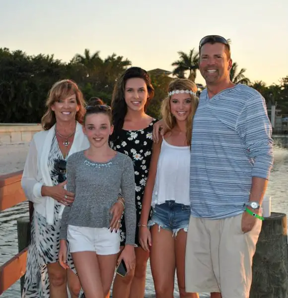 Kendall Vertes Flaunting Life With Family-Especially Her Sister! No Need Of Dating Affair For Extra Love?