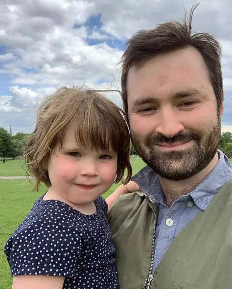 Tom Rosenthal Girlfriend, Gay, Dating, Net Worth, Family